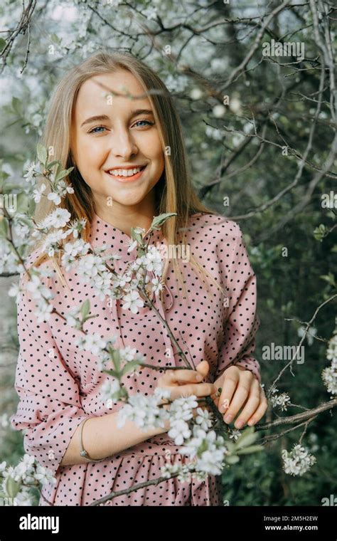 Fille Blonde Lors D Une Promenade Printani Re Dans Le Jardin Avec Des Cerisiers En Fleurs