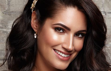 Wallpaper Girl Hot Sexy Eyes Smile Beautiful Figure Model Images For Desktop Section