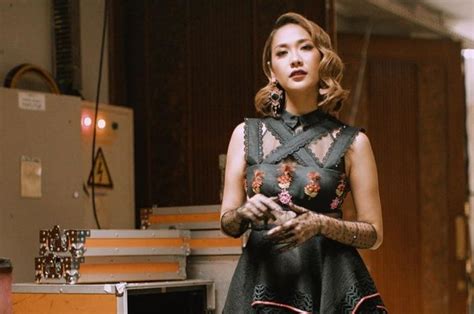 Tampil Seksi Dengan Dress Belahan Tinggi Warna Nude Di Indonesian Idol BCL Tuai Pujian Netizen