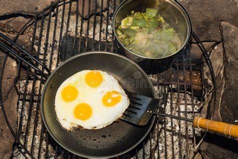 Desayuno Con Los Huevos Fritos La Tostada Del Trigo Integral Y Las