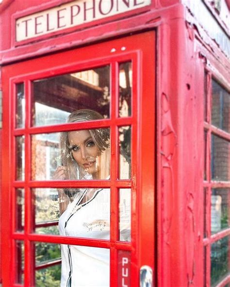 Syrenka Karolina Paj Czkowska Prezentuje Wdzi Ki W Bikini Pluskaj C Si W Krystalicznie