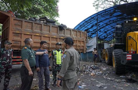 Berbagai Unsur Pemerintah Kota Bandung Sapu Bersih Sampah Di Tps