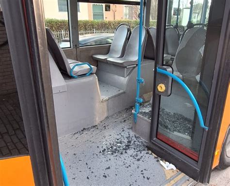 Spacca Il Vetro Della Porta Del Bus Dopo Il Controllo Del Biglietto