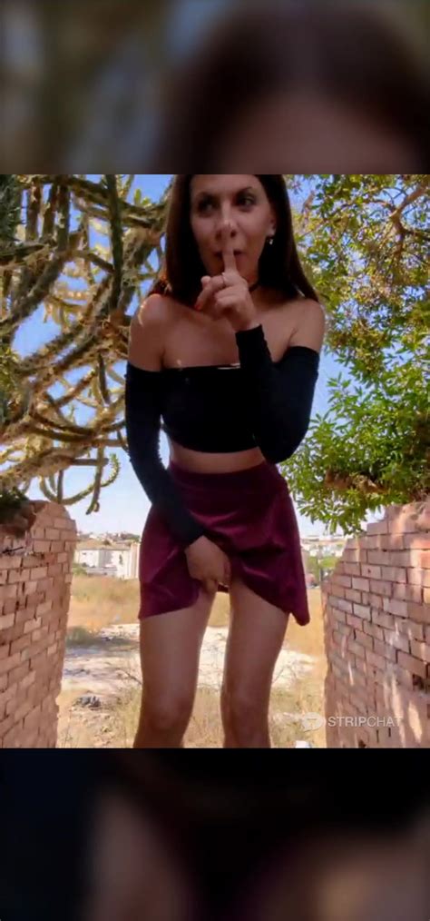 Katrin Kat Xh Shows Naked Outdoor