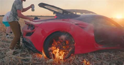 Sgomma a tutta velocità con la sua Ferrari da 240mila euro in un campo