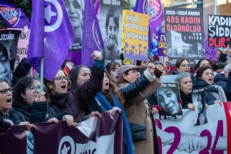 Foto Una Puerta Teñida De Violeta Las Manifestaciones Por El Día