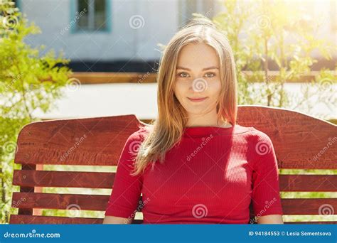 Portrait Horizontal De Fille Assez Jeune Blonde Avec Des Taches De Rousseur Et Des Yeux Bleus