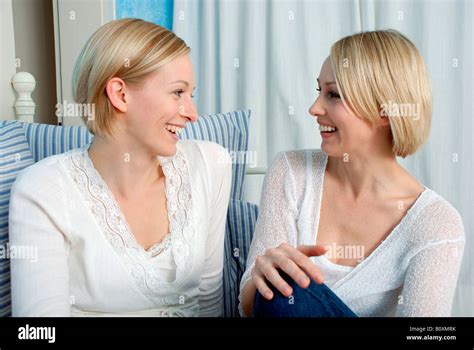 Zwei Blonde Frauen Lachen Portr T Stockfotografie Alamy