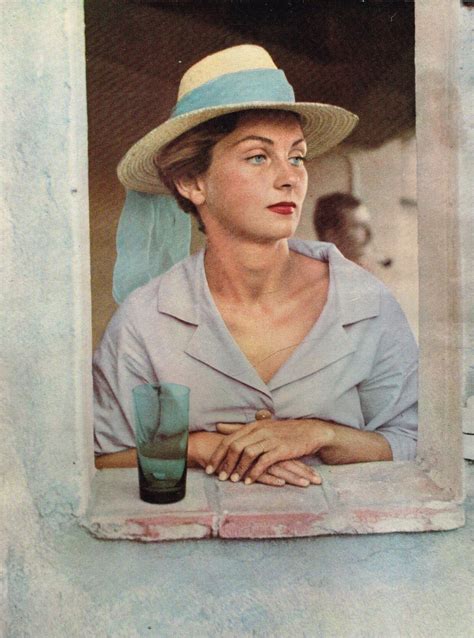 Portrait D Une Femme Blonde Aux Yeux Bleus Le Fil D Ariane