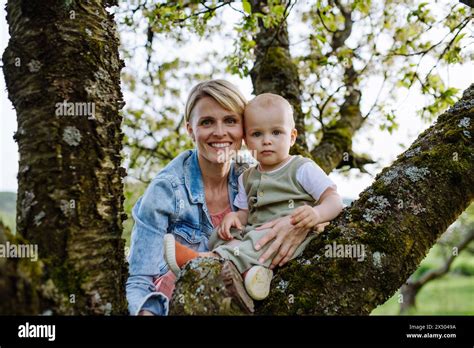 Portrait de belle mère mature première fois avec petit enfant à l extérieur dans la nature