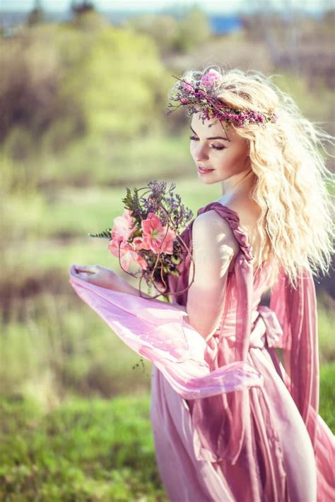 Belle Fille Blonde Dans Une Robe Rose Image Stock Image Du Magie Fantasmez 42520187