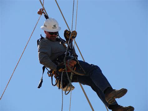 ロープ高所作業。命綱の確保 今日も無事にただいま