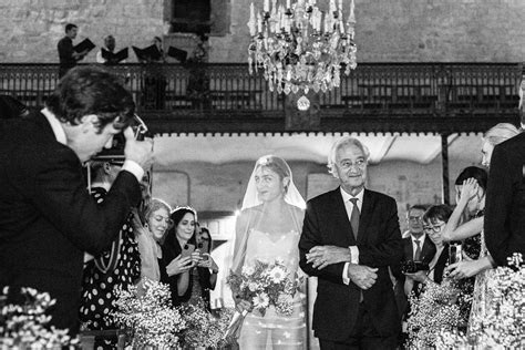 Noiva elege naked dress para casamento em catedral medieval no sul da França