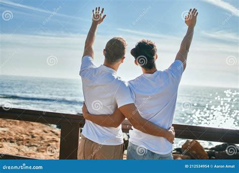 Jeune Couple Gay Sur La Vue Arrière Sur L horizon à La Plage Photo stock Image du océan