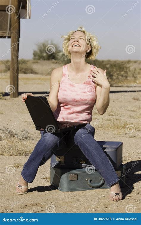 Femme Blonde Avec Un Ordinateur Portable Image Image 3827618