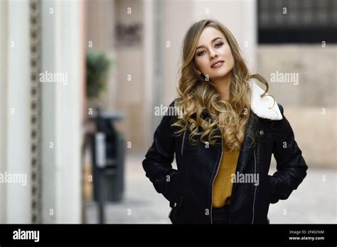 Femme Blonde Yeux Bleus Banque De Photographies Et Dimages Haute R Solution Alamy