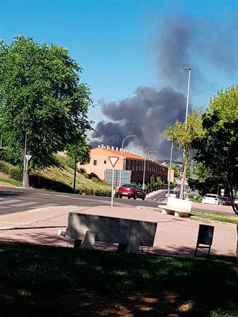 Alarma por un incendio en la calle Jesús Arambarri con densas columnas