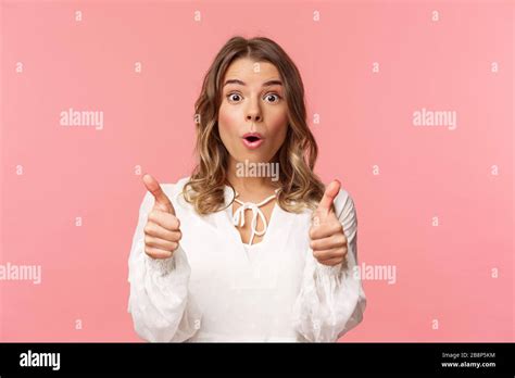 Gros Plan Portrait D Une Jeune Fille Blonde Impressionn E Montrant Des Pouces Up Semblent