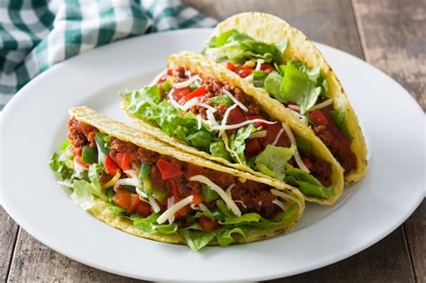 Tacos Mexicanos Tradicionales Con Carne Y Verduras En Madera Foto Premium