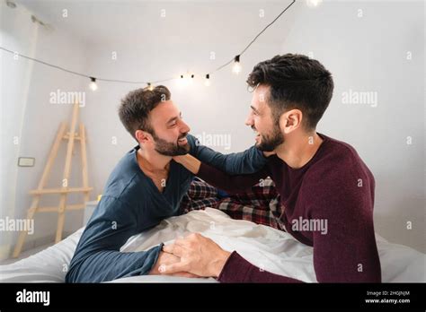Couple Gay Heureux Ayant Des Moments Tendres Dans La Chambre Homosexuel Notion De Relation D