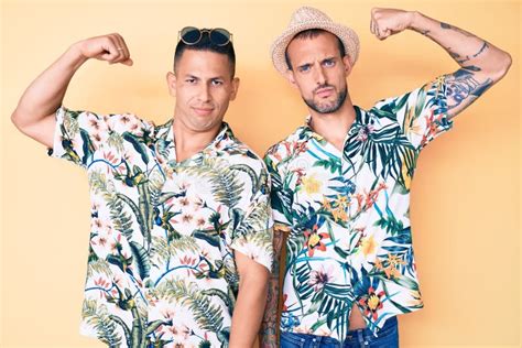 Joven Pareja Gay De Dos Hombres Que Usan Sombrero De Verano Y Camisa Hawaiana Persona Fuerte Que