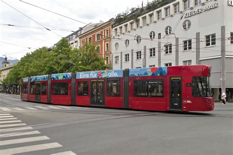 Innsbruck: Tw. 318 mit Werbung für das Klimaticket biegt in die ...
