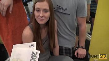 HUNT4K Cornudo por dinero permite al cazador follar a su novia en el gimnasio vacío XVIDEOS