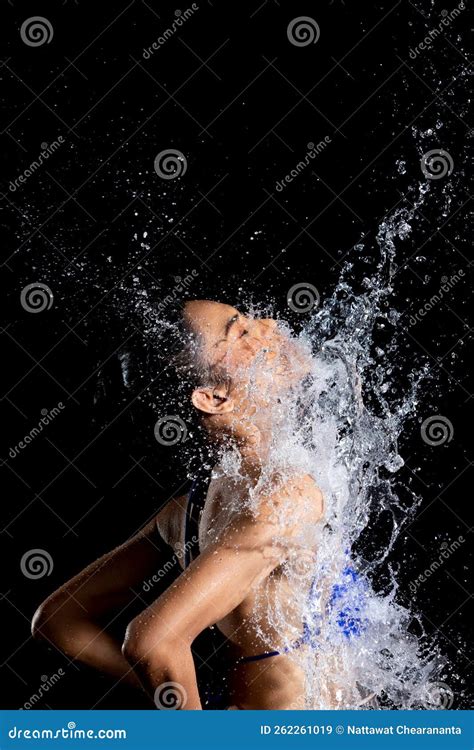 Gelooide Huid Aziatische Vrouw In Bikini Stelt Zich Voor In Aqua Studio Spatdruppels Water