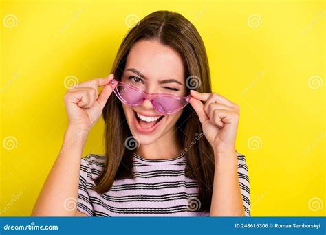 Foto De Una Jovencita Guapa Dama De Brunette Que Viste De Rosa Ropa De Ojos Camisa Blanca En El