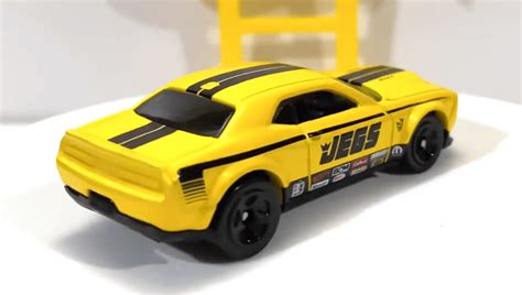 Машинка Базова Hot Wheels Dodge Challenger SRT Demon Muscle Mania GHD Yellow купити