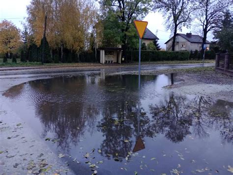 Powódź na nowo wyremontowanym skrzyżowaniu w Łubiance Poza Toruń