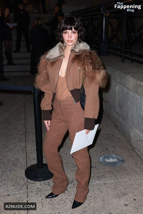 Emily Ratajkowski Sexy Flashes Her Hot Tits While Attending To Marc Jacobs Fashion Show In New