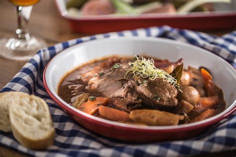 Jabal Asado Con Setas De Zanahoria Baguette Y Cerveza De Barril