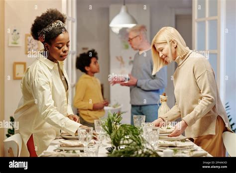 Une Femme Blonde M Re Et Sa Belle Fille Afro Am Ricaine Servant Une Table Pour Un D Ner En