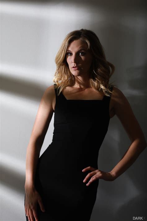 Mysterious Babe Mona Wales Unveils Her Naked Body After Taking Off