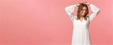 La beauté de la tendresse et du concept de mode jolie femme blonde caucasienne avec des