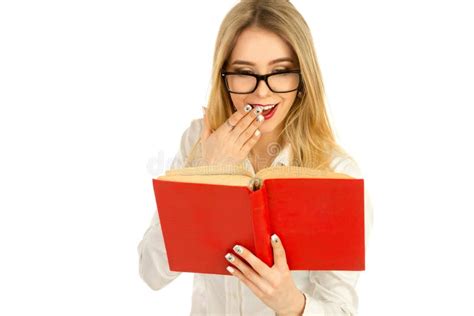 Девушка с красивыми глазами и книга в его руках Стоковое Изображение ...