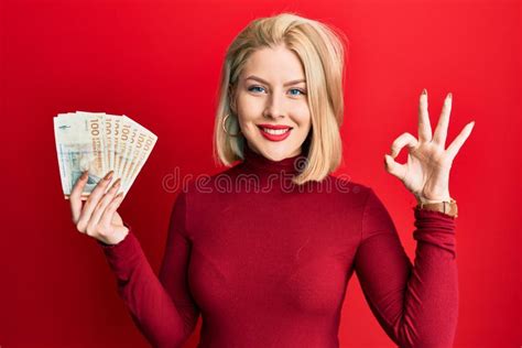 Jeune Femme Blonde Tenant Billets De Couronnes Danoises Faire Bon