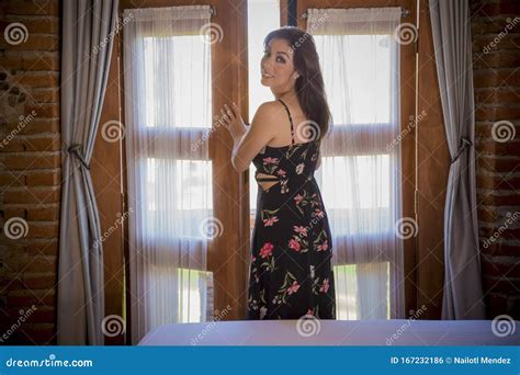 Mulher Latina Vestida De Preto Flores Abrindo A Porta De Uma Sacada Foto De Stock Imagem