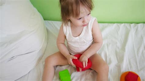 Poco Juego Del Beb En Cama Con La Pir Mide Y Los Anillos Coloridos