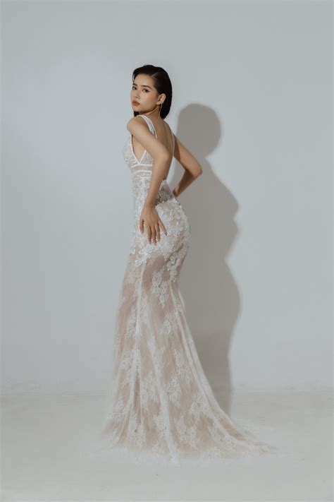 Váy cưới ren màu nude xẻ ngực đuôi cá TD R M O T Bridal For Love For Life