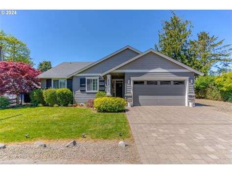 233 Se Oar Ave Lincoln City Or 97367 Redfin