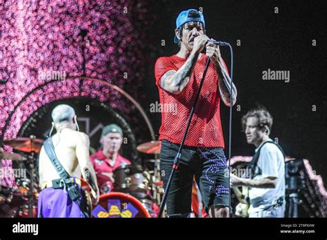 Red Hot Chili Peppers Anthony Kiedis Flea Chad Smith John Frusciante Live In Buenos Aires