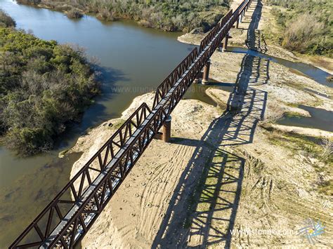 Puente Ferroviario Sobre El R O Santa Luc A Con Cauce Normal Y Sequ A