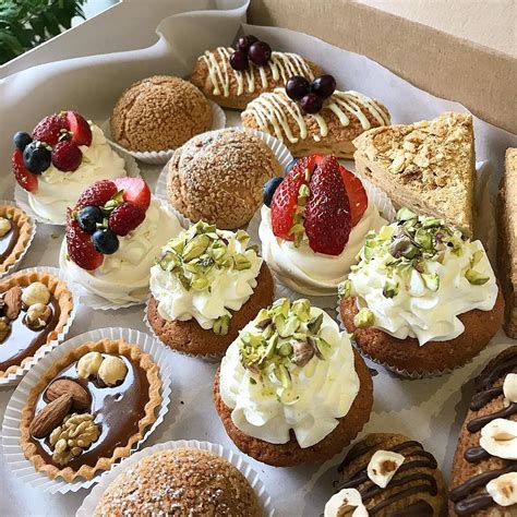 Коробка с разнообразными пирожными и десертами