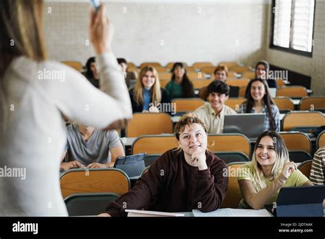 Professeur Mature Travaillant Avec Des Tudiants L Int Rieur De La Classe L Universit D