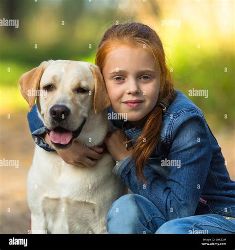 Jolie Fille Blonde Et Son Chien Banque De Photographies Et Dimages Haute R Solution Alamy