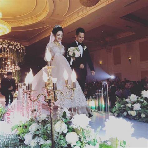 Người đẹp HHVN bật khóc trong ngày lên xe hoa với hot boy cảnh sát