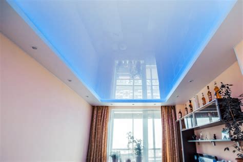 Из чего сделан глянцевый натяжной потолок 86 фото