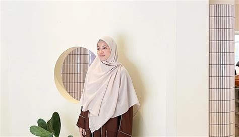 6 Potret Padu Padan Outfit Hijab Natasha Rizky Santun Tapi Tetap Bisa